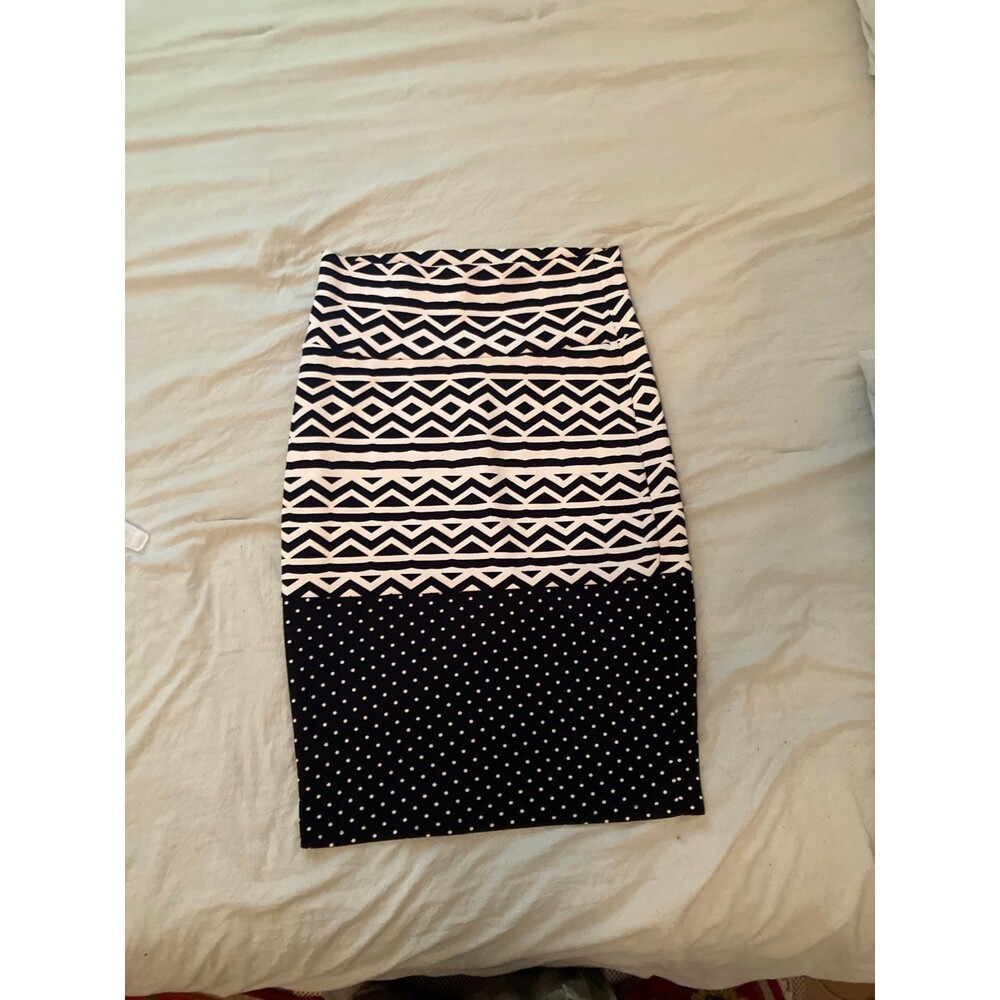 Lula Roe stretch knit black and white geometric pencil skirt. Size M